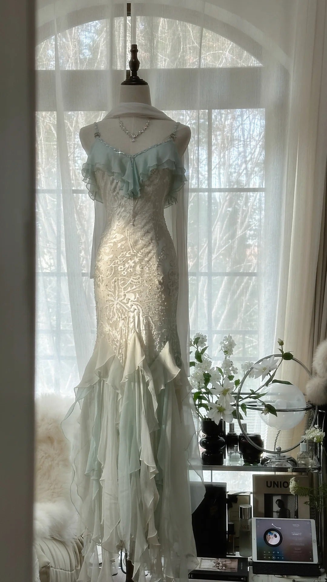 White Mint Green Romantic Fashion Elegant Delicate Beaded Lace Spaghetti Straps Long Tulle Chiffon Ruffle Ball Gown Formal Evening Gown Party Dresses