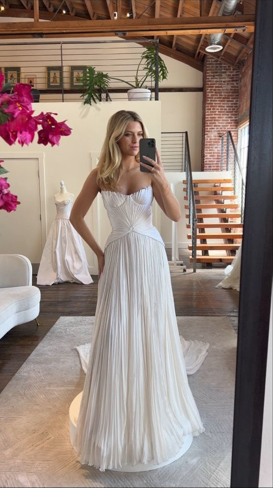 White Pleated Chiffon Long Wedding Dresses Secondary image