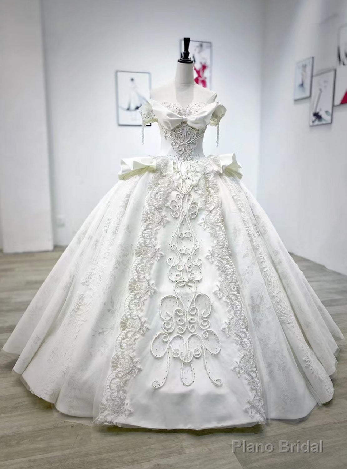White Satin Appliques Beading Floor Length Wedding Dress Main image