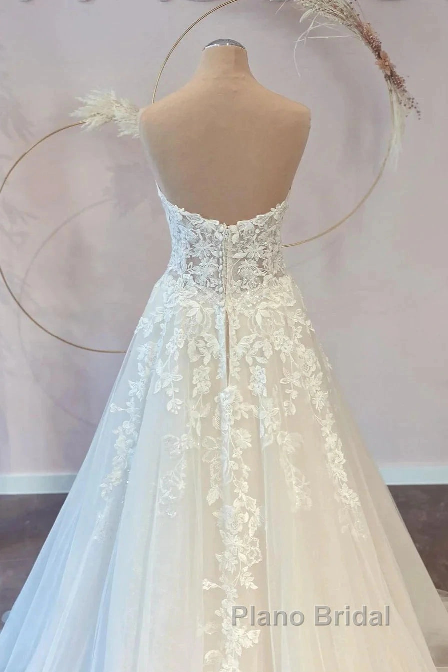 White Sweetheart A-Line Wedding Dresses Tulle Lace Bridal Dresses With Sweep Train Off Shoulder Elegant
