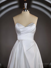 A-Line / Princess Sweetheart Chapel Train Satin Robes de mariée avec volants