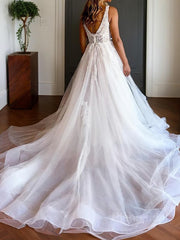 A-Line/Princess V-neck Chapel Train Tulle Wedding Dresses With Appliques Lace