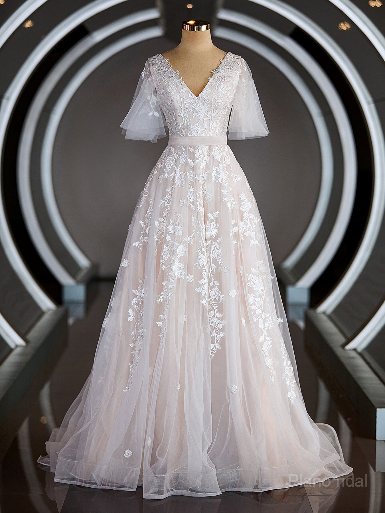 A-Line/Princess V-neck Court Train Tulle Wedding Dresses with Appliques Lace Main image