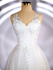 A-Line / Princess V-Neck Court Train Robes de mariée en tulle avec appliques dentelle