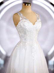 A-Line/Princess V-neck Court Train Tulle Wedding Dresses with Appliques Lace