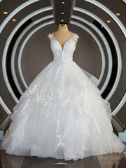 Ball-Gown V-neck Court Train Tulle Wedding Dresses with Appliques Lace