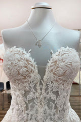 Beautiful Long A-line Strapless Tulle Ivory Wedding Dress with Appliques Lace