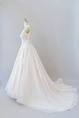 Elegant Long A-line V-neck Appliques Lace Tulle Backless Wedding Dress