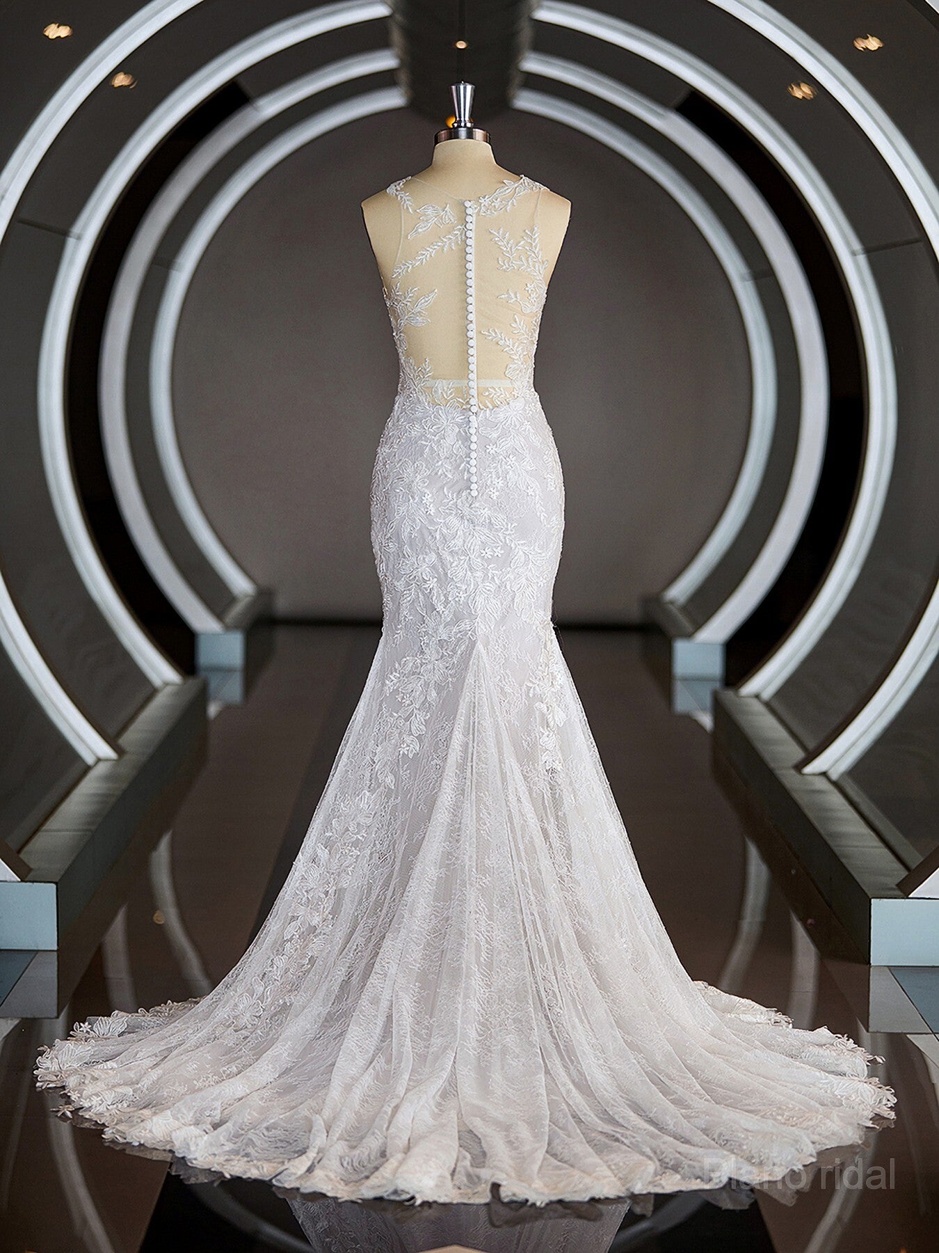 Sheath/Column Scoop Court Train Lace Wedding Dresses with Appliques Lace