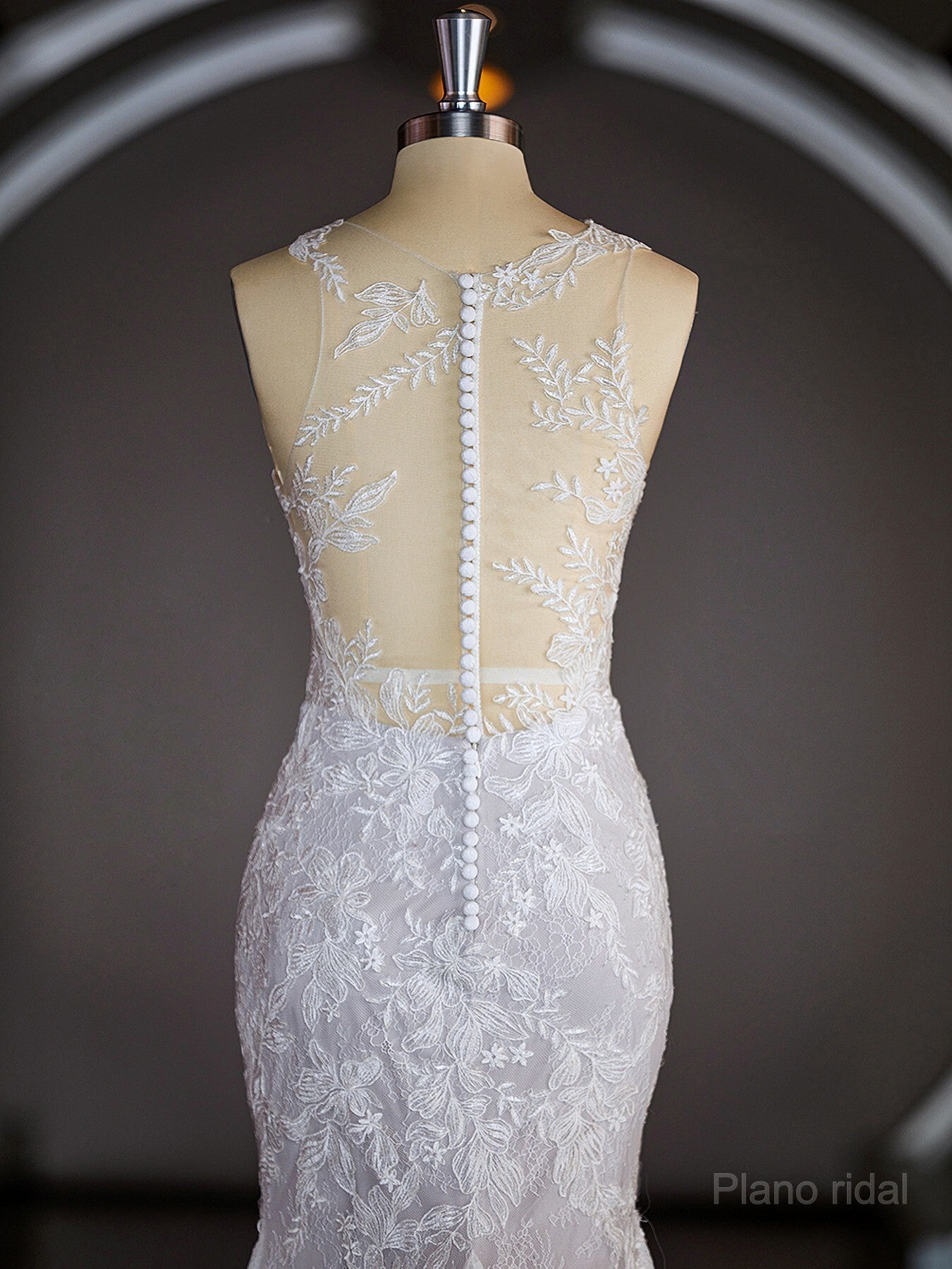 Sheath/Column Scoop Court Train Lace Wedding Dresses with Appliques Lace