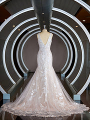 Sheath/Column Straps Sweep Train Lace Wedding Dresses with Appliques Lace