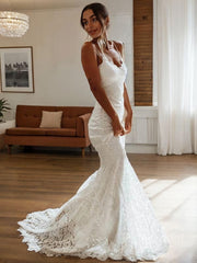 Sheath/Column V-neck Court Train Lace Wedding Dresses