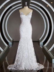 Sheath/Column V-neck Sweep Train Lace Wedding Dresses with Appliques Lace