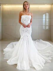 Trumpet/Mermaid Strapless Cathedral Train Tulle Wedding Dresses With Appliques Lace