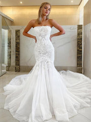 Trumpet/Mermaid Strapless Cathedral Train Tulle Wedding Dresses With Appliques Lace