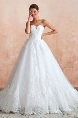 White Ball Gown Tulle Lace Appliques Sweetheart Sequins Wedding Dresses