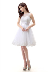 White Short Tulle Lace Knee Length Pearls Homecoming Dresses