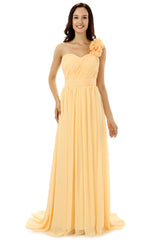 Chifón amarillo de un hombro con pliegues vestidos de dama de honor de flores
