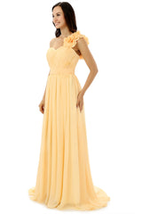Chifón amarillo de un hombro con pliegues vestidos de dama de honor de flores